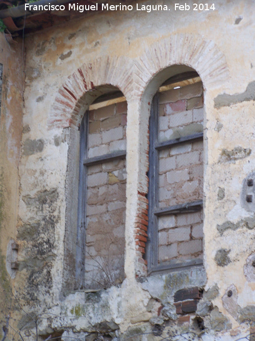 Iglesia de Cetrina Viejo - Iglesia de Cetrina Viejo. Ventana con parteluz de arco de medio punto de ladrillo visto