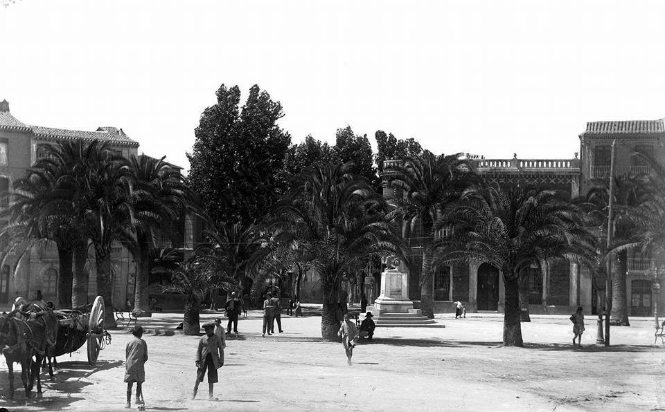 Monumento a Bernab Soriano - Monumento a Bernab Soriano. Foto antigua. Situacin en la Plaza de la Constitucin