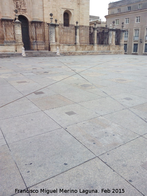 Plaza de Santa Mara - Plaza de Santa Mara. Lneas del reloj de sol y cuadrados que representan una prolongacin de la Catedral