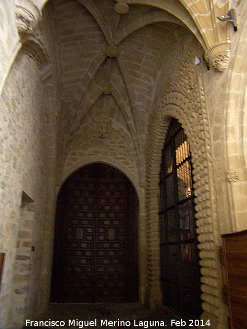 Colegiata de Santa Mara de los Reales Alczares. Claustro - Colegiata de Santa Mara de los Reales Alczares. Claustro. Acceso a la iglesia y la Portada de las Bolas