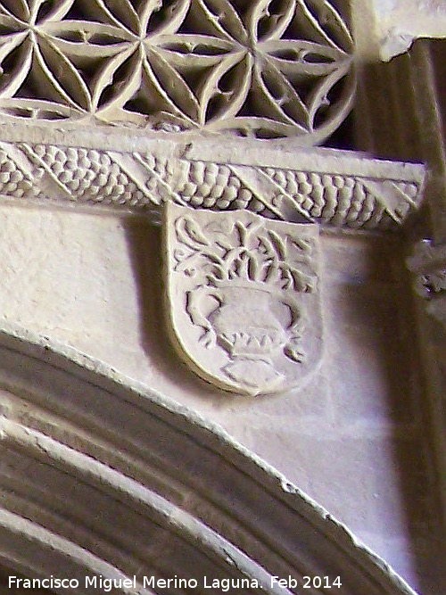 Colegiata de Santa Mara de los Reales Alczares. Capilla I del Claustro - Colegiata de Santa Mara de los Reales Alczares. Capilla I del Claustro. Escudo derecho