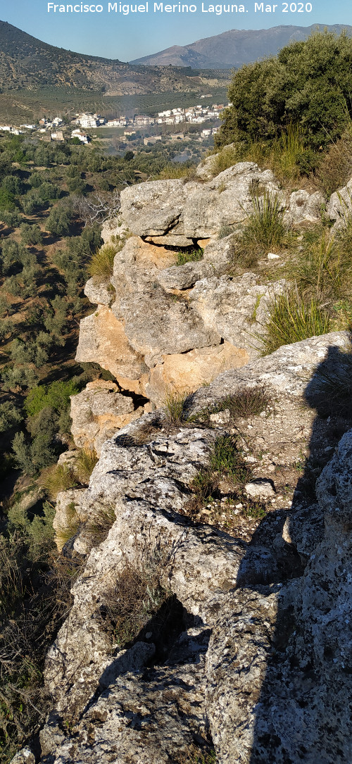 Necr�polis del Banco - Necr�polis del Banco. Arbuniel al fondo