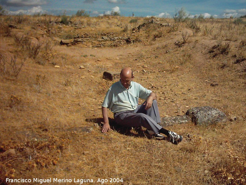 Oppidum de Giribaile. Viviendas - Oppidum de Giribaile. Viviendas. Empedrado antes del zcalo de piedra que da paso a la vivienda con una columna al fondo