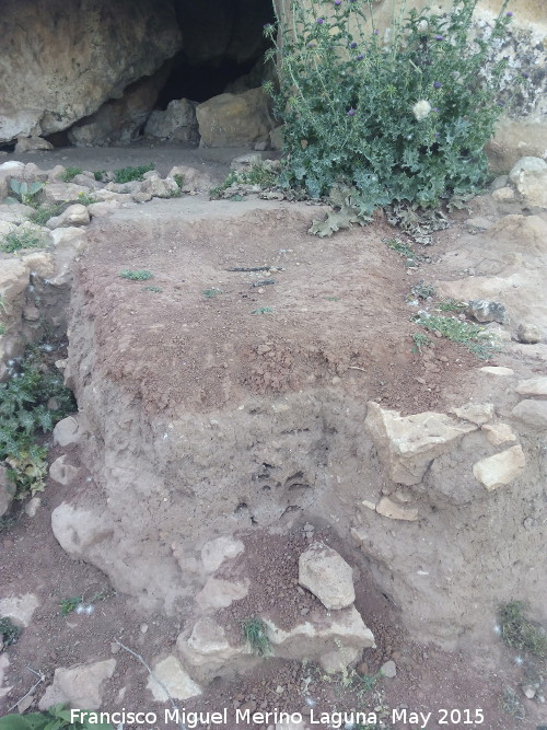 Oppidum de Giribaile. Cueva Santuario - Oppidum de Giribaile. Cueva Santuario. Altar de tierra prensada o adobe