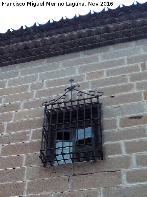 Casa de la Calle Cobos n 5 - Casa de la Calle Cobos n 5. Alero y reja de la derecha con cruz y escudo