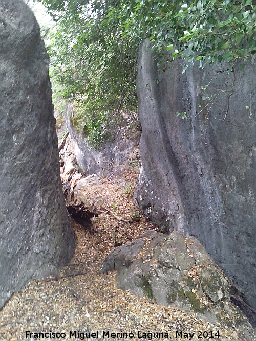 Cueva del Yedrn - Cueva del Yedrn. Pasillo rocoso