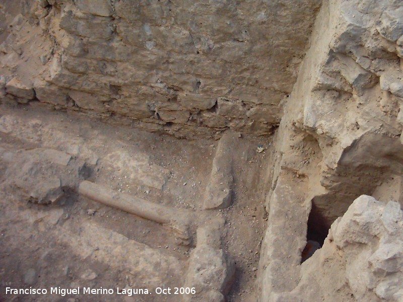 Muralla de Jan. Torreones y lienzos de la Calle Milln de Priego n 71 - Muralla de Jan. Torreones y lienzos de la Calle Milln de Priego n 71. Junta de la tubera con la canalizacin de aguas dentro de la muralla