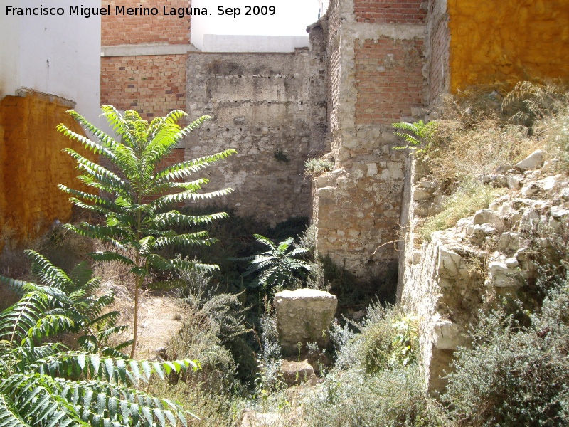 Muralla de Jan. Torreones y lienzos de la Calle Milln de Priego n 71 - Muralla de Jan. Torreones y lienzos de la Calle Milln de Priego n 71. Restos despus de haber construido el edificio en el solar que da al callejn que sube a la Plaza Cambil