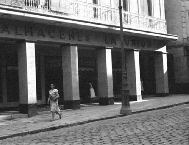 Edificio de la Calle Bernab Soriano n 20 - Edificio de la Calle Bernab Soriano n 20. Foto antigua. Almacenes la Unin