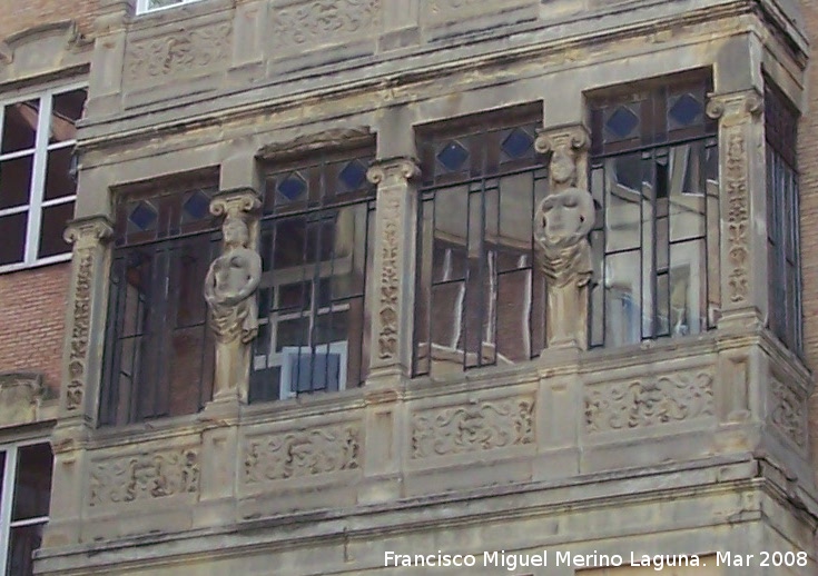 Casa de las Caritides - Casa de las Caritides. Balcn cerrado a la Plaza del Psito