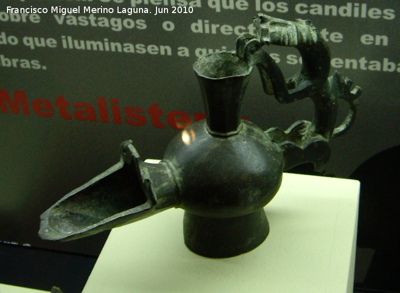 Historia de Jimena - Historia de Jimena. Candil con len rampante de bronce. Siglo X Califal. Museo Provincial de Jan