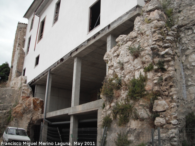 Castillo de Jimena - Castillo de Jimena. Edificio de reciente construccin dentro del Castillo