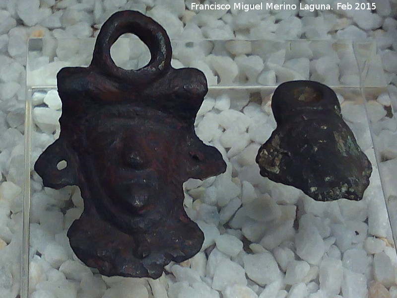 Cstulo - Cstulo. Enganches de asas de bronce. Museo Arqueolgico de Linares