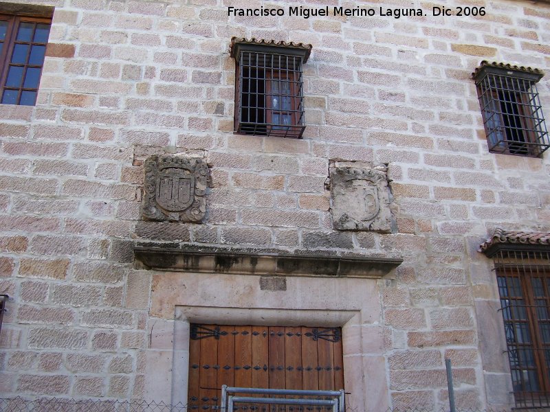 Palacio de los Zambrana - Palacio de los Zambrana. Escudos sobre el dintel