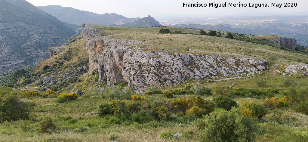 Cueva Oscura - Cueva Oscura. Paredes rocosas en d�nde se encuentra la cueva