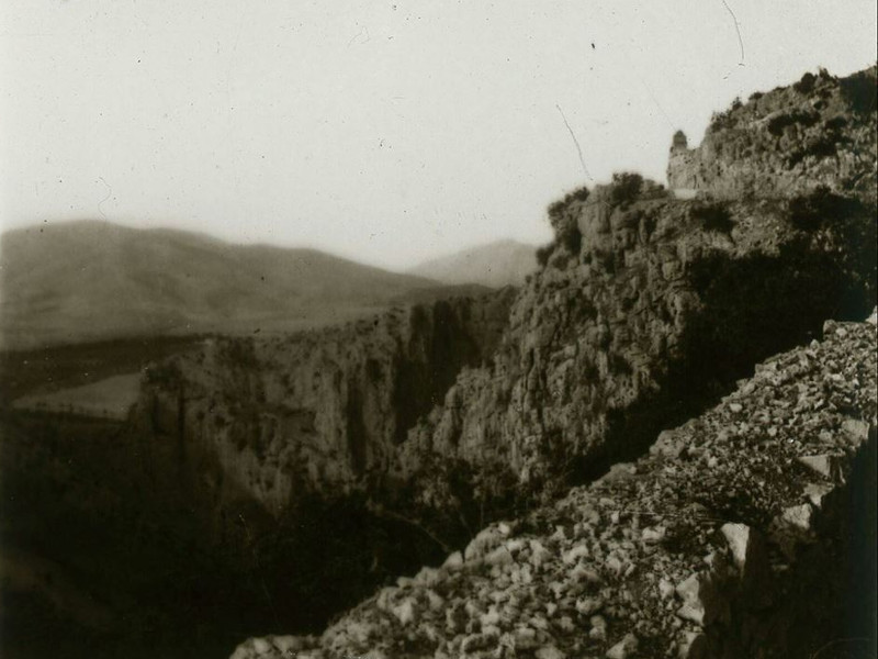 Paso de la Escaleruela - Paso de la Escaleruela. Fotografa del Vtor y la carretera a Otiar por el paraje de la Parrilla tomada a principios del siglo XX por el investigador giennense Ramn Espantalen