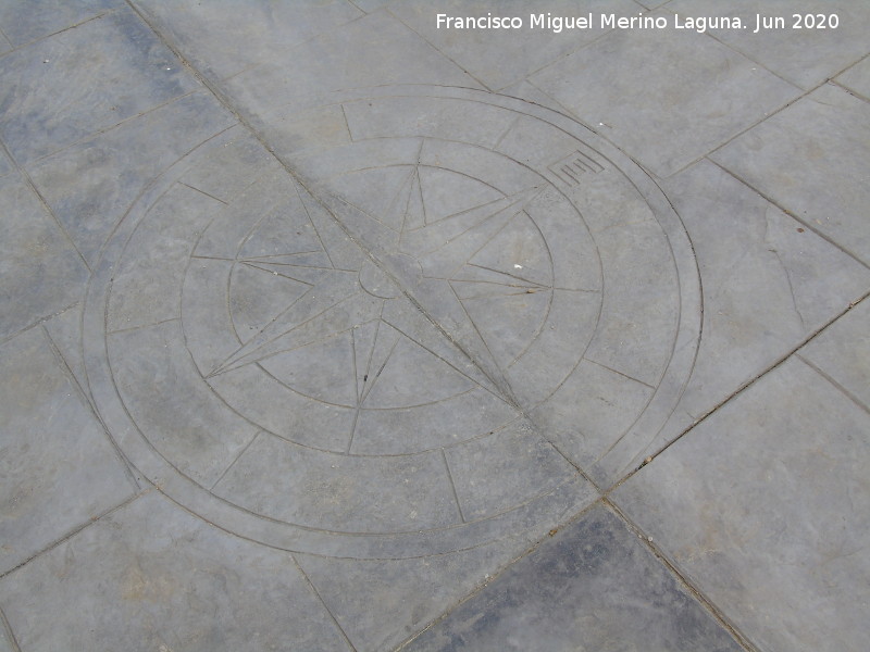 Ermita de la Virgen de la Estrella - Ermita de la Virgen de la Estrella. Rosa de los Vientos que apunta hacia la inicial de Estrella