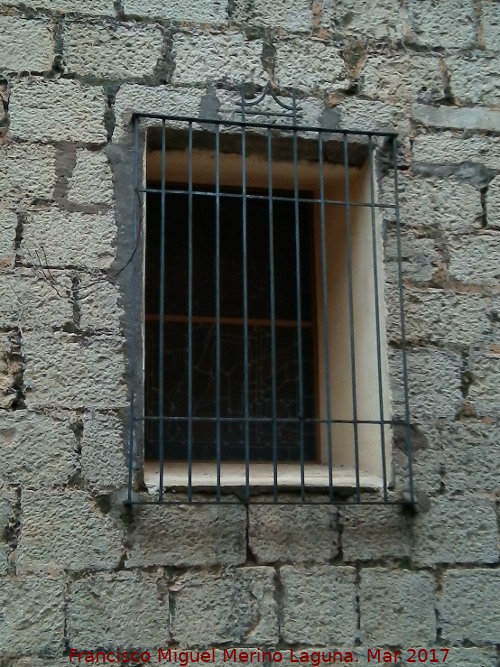 Iglesia de San Juan Bautista - Iglesia de San Juan Bautista. Ventana abierta a los pies del templo