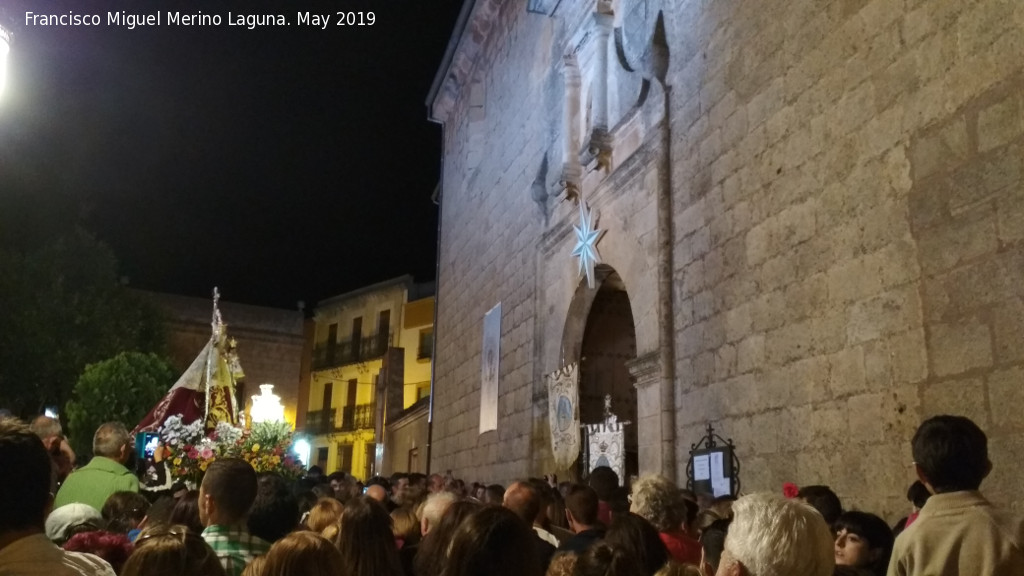 Iglesia de San Juan Bautista - Iglesia de San Juan Bautista. Trayendo a la Virgen de la Estrella el da 3 de Mayo