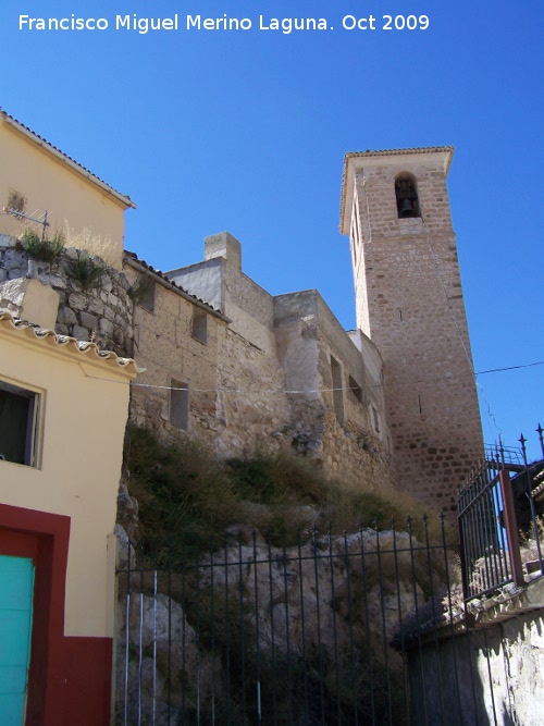 Castillo de las Peuelas - Castillo de las Peuelas. Torren circular, murallas y Torre del Homenaje
