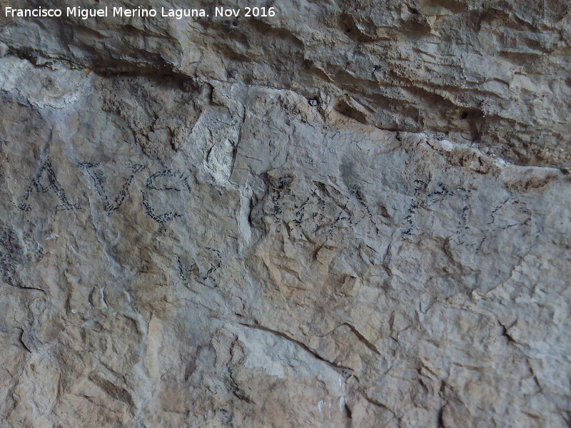 Pinturas rupestres de las Cuevas del Curro Abrigo II - Pinturas rupestres de las Cuevas del Curro Abrigo II. Graffiti antiguo de Ave Mara