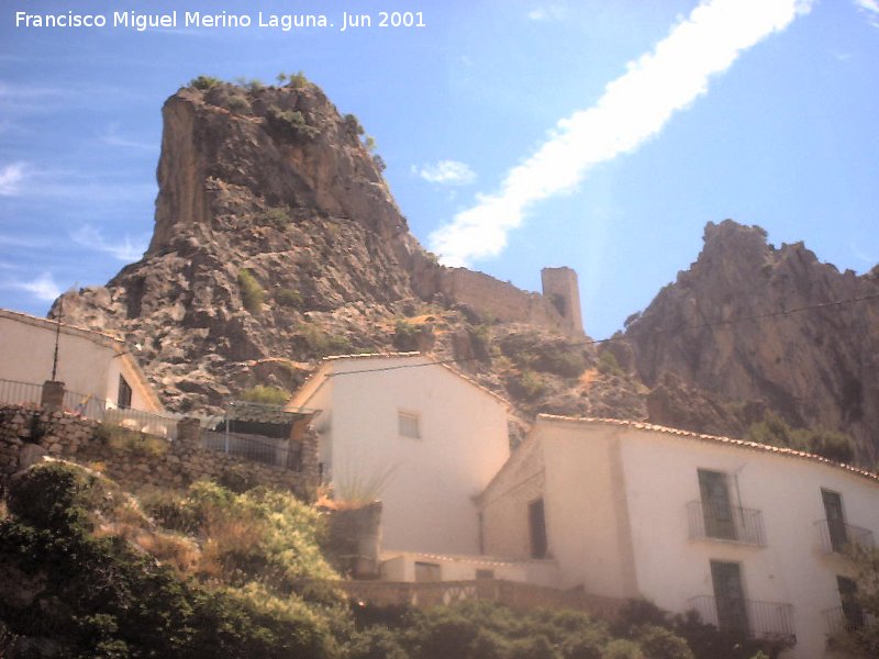 Castillo de Tscar - Castillo de Tscar. Desde la aldea de Tscar