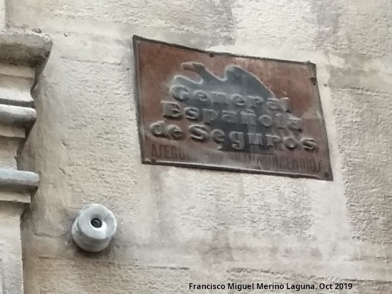 Casa de la Calle Real n 43 - Casa de la Calle Real n 43. Antigua placa de seguros y un aislante