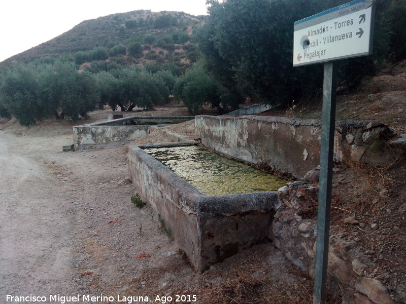 Albercn de Bercho - Albercn de Bercho. Pilar junto al albercn en el cruce