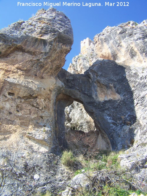 Castillo de El Rosel - Castillo de El Rosel. Arco de piedra. Al fondo el Castillo de Htar