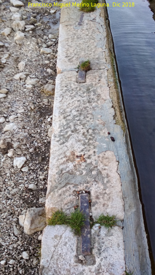 Fuente del Espino - Fuente del Espino. Grapas de contencin