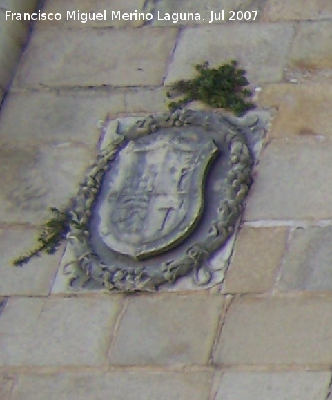 Fuente imperial - Fuente imperial. Escudo izquierdo