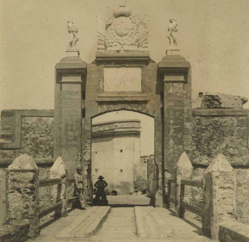 Castillo de San Sebasti�n - Castillo de San Sebasti�n. Foto antigua de la Puerta. Foto Archivo General Militar de Madrid