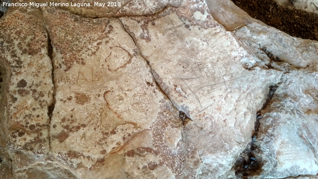 Eremitorio de la Cueva de las Cruces - Eremitorio de la Cueva de las Cruces. Panel de grabados de distintas pocas superpuestos