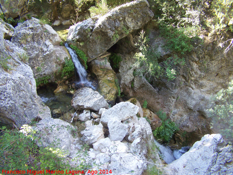 Aguascebas Grande - Aguascebas Grande. Cascada aguas abajo de la Cueva del Peinero