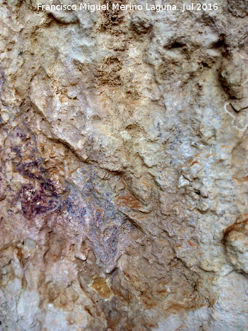 Pinturas y petroglifos rupestres de la Cueva del Encajero - Pinturas y petroglifos rupestres de la Cueva del Encajero. Cabeza con la cuerna del ciervo