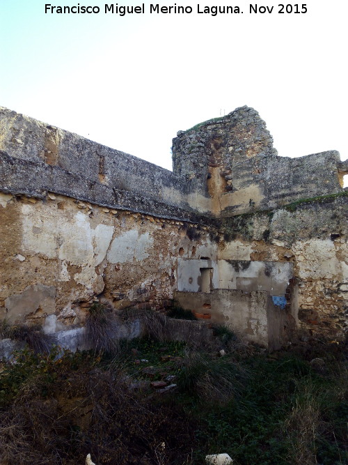 Castillo de la Aragonesa - Castillo de la Aragonesa. Adarve y torren circular a intramuros