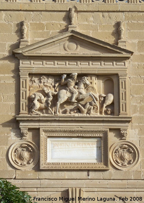 Hospital de Santiago. Fachada - Hospital de Santiago. Fachada. Relieve de la portada