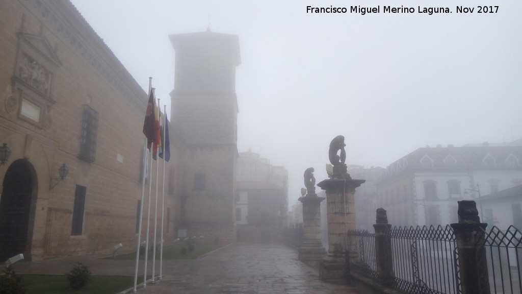 Hospital de Santiago. Fachada - Hospital de Santiago. Fachada. Con niebla