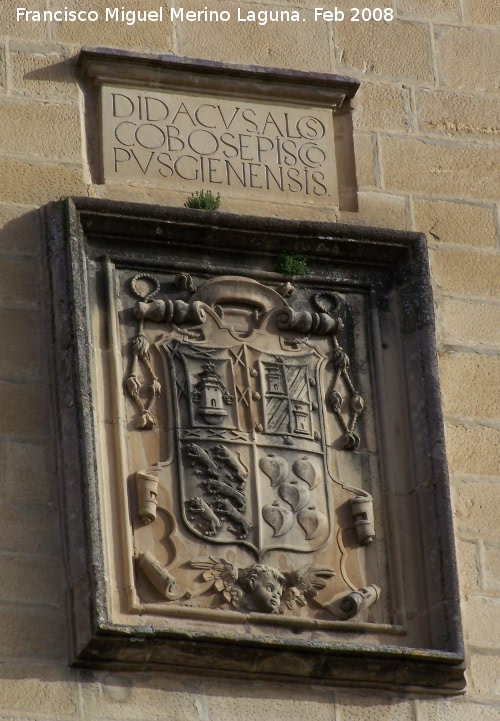 Hospital de Santiago. Torres - Hospital de Santiago. Torres. Escudo de la torre izquierda