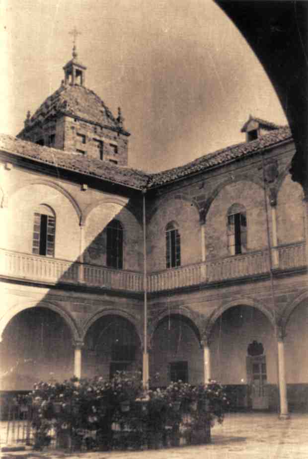 Hospital de Santiago. Patio Central - Hospital de Santiago. Patio Central. Foto antigua