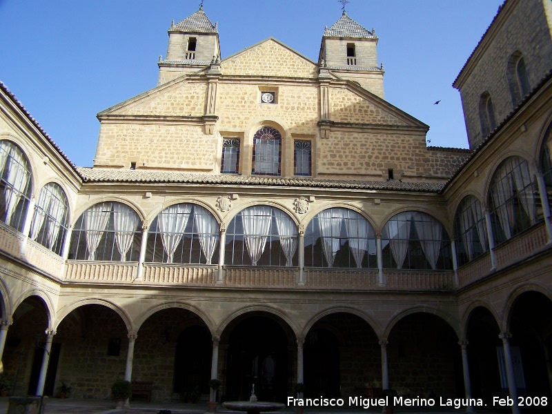 Hospital de Santiago. Capilla - Hospital de Santiago. Capilla. Desde el patio principal