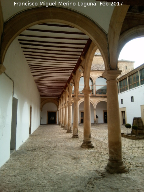 Hospital de Santiago. Patios Laterales - Hospital de Santiago. Patios Laterales. Galera del patio izquierdo