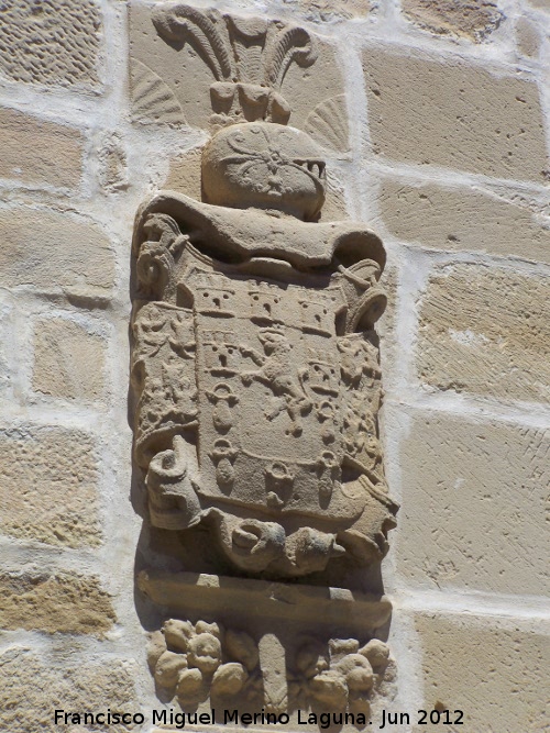 Palacio de los Melgarejo o de las Manillas - Palacio de los Melgarejo o de las Manillas. Escudo izquierdo