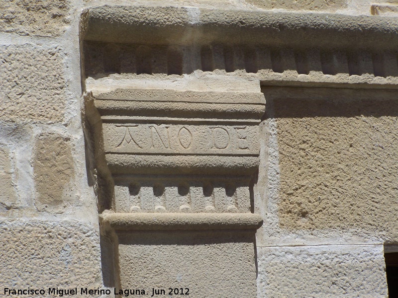 Palacio de los Melgarejo o de las Manillas - Palacio de los Melgarejo o de las Manillas. Capitel izquierdo