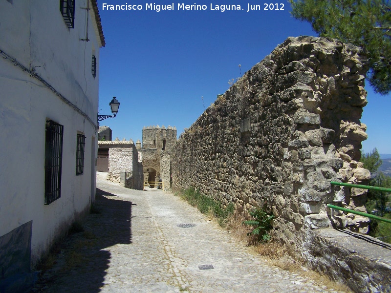 Muralla de Sabiote - Muralla de Sabiote. Muralla Norte intramuros. Al fondo la Puerta de los Santos