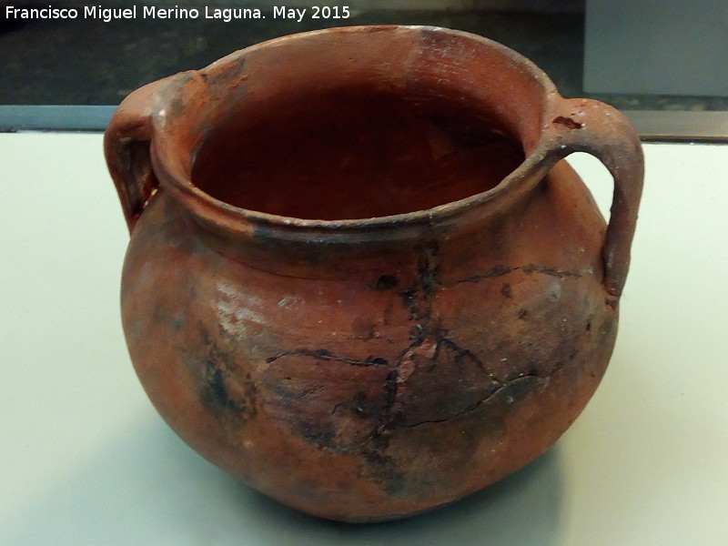 Oppidum del Cerro Miguelico - Oppidum del Cerro Miguelico. Olla de borde bfido emiral siglos IX-X. Museo Provincial de Jan