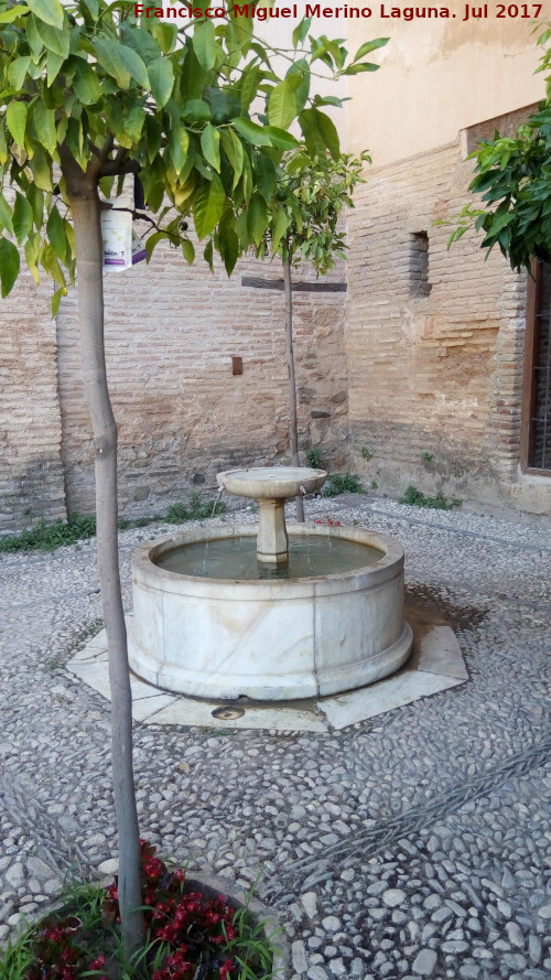 Alhambra. Patio de la Higuera - Alhambra. Patio de la Higuera. Fuente