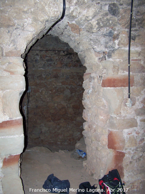 Castillo de Torres - Castillo de Torres. Puerta entre los dos habitculos de la planta baja