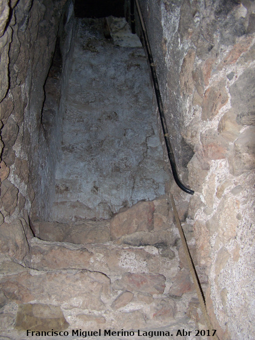 Castillo de Torres - Castillo de Torres. Escaleras de subida al primer piso