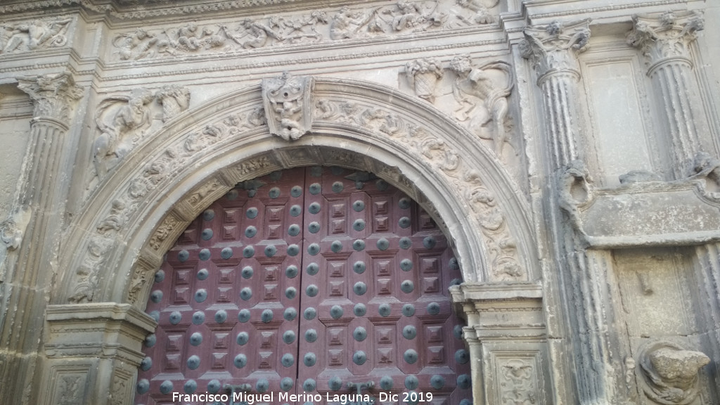 Sacra Capilla de El Salvador del Mundo - Sacra Capilla de El Salvador del Mundo. Detalle de la Portada de Santiago